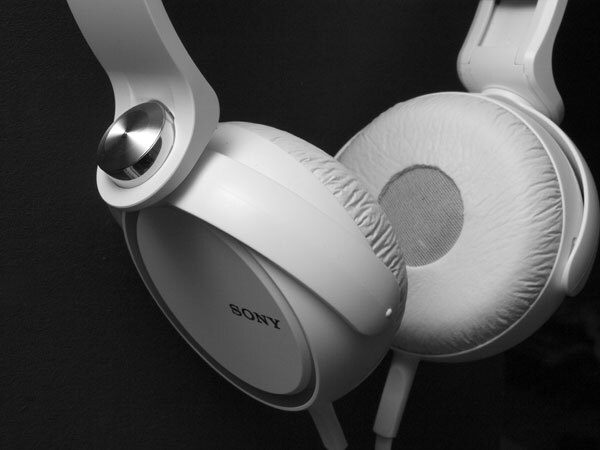 Słuchawki Sony w białym kolorze
